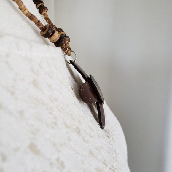 Wood and mother of pearl Flower Power beaded necklace - Picture 4 of 9